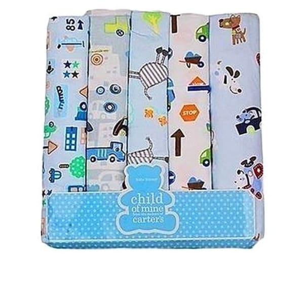 Child of online mine receiving blankets