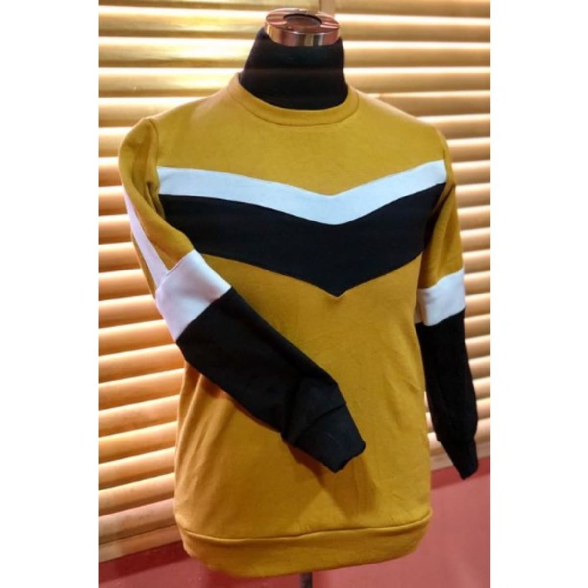 Golden yellow outlet sweatshirt