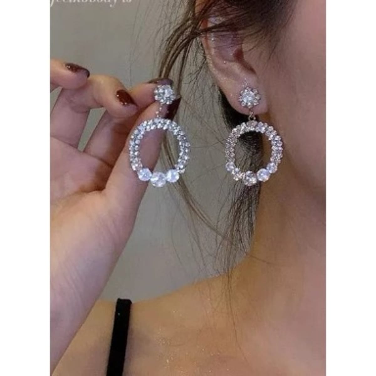Round earrings with shop stones