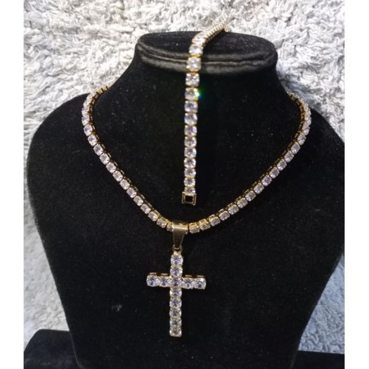 Tennis chain with outlet cross