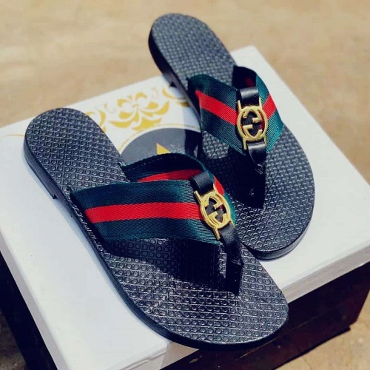 Flat shop palm slippers