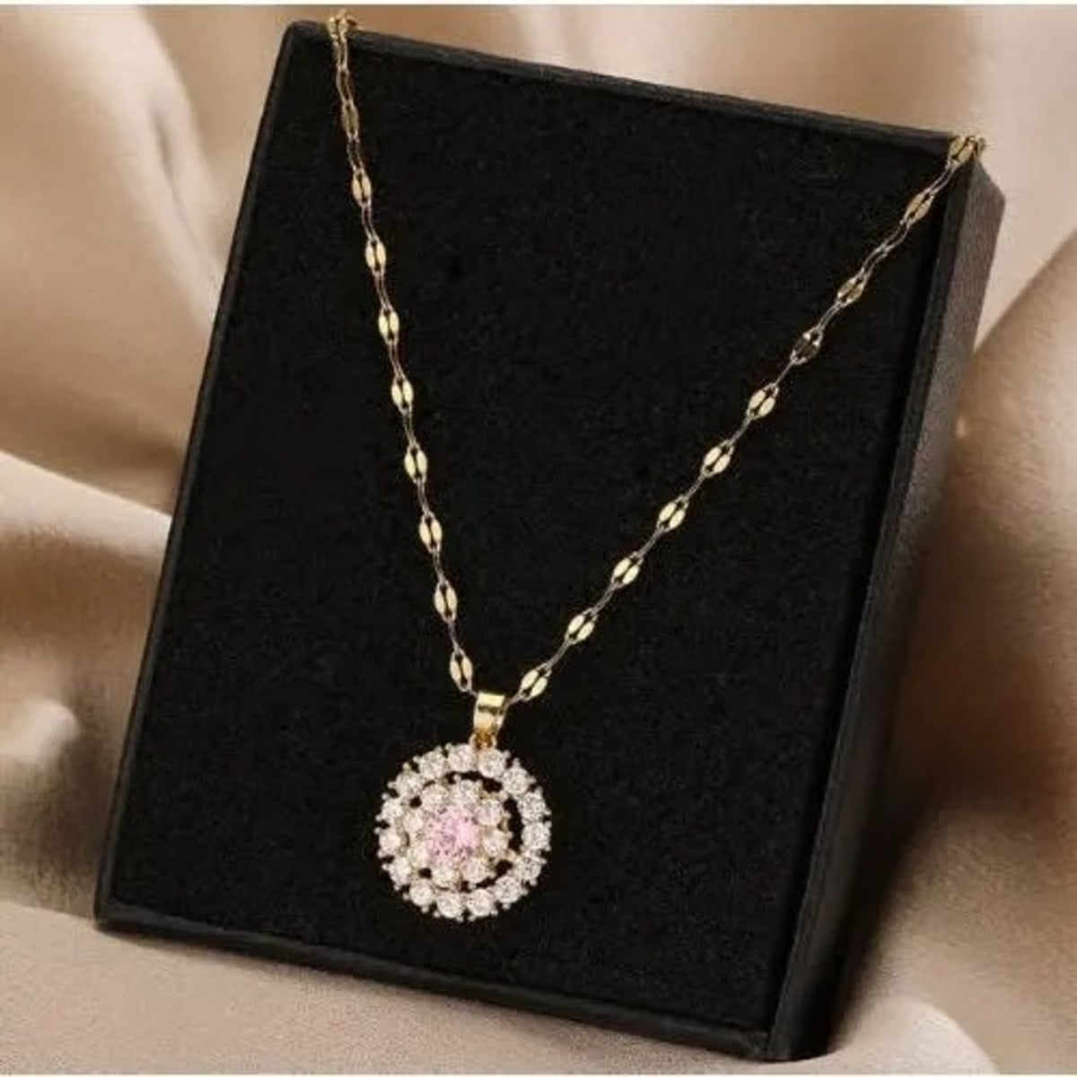 Gold necklace fashion jewelry on sale