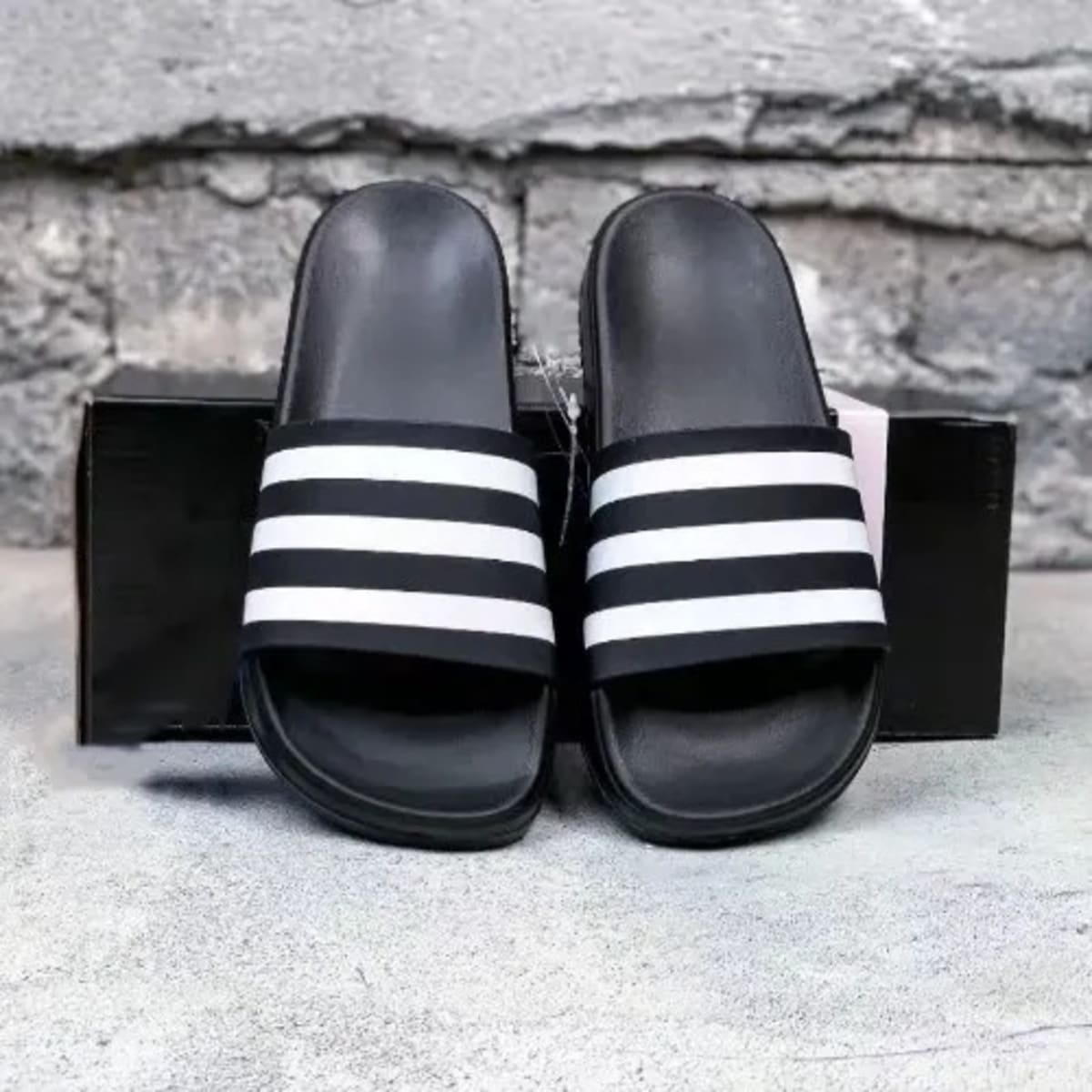Adidas slipper clearance black and white