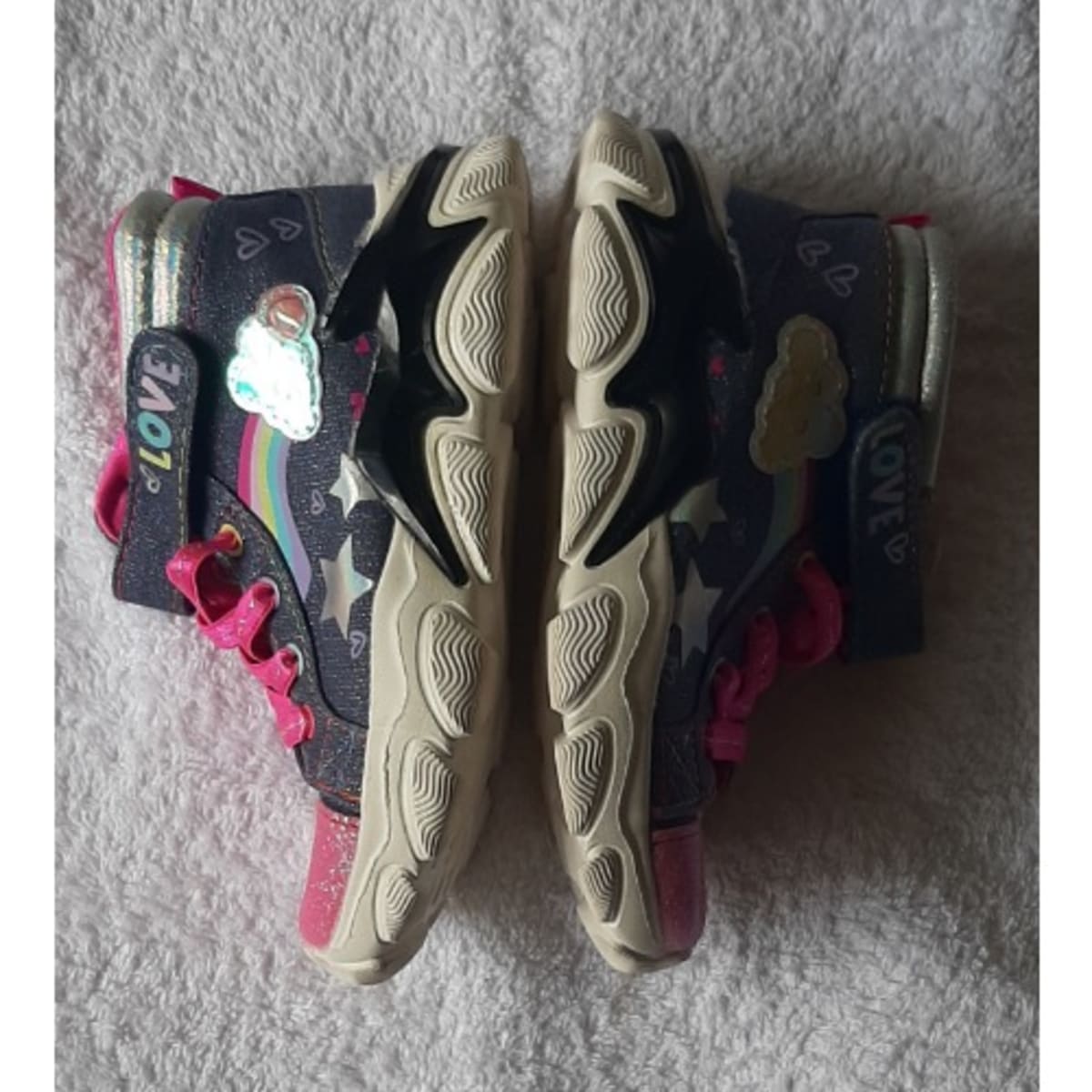 Female sneakers on konga top
