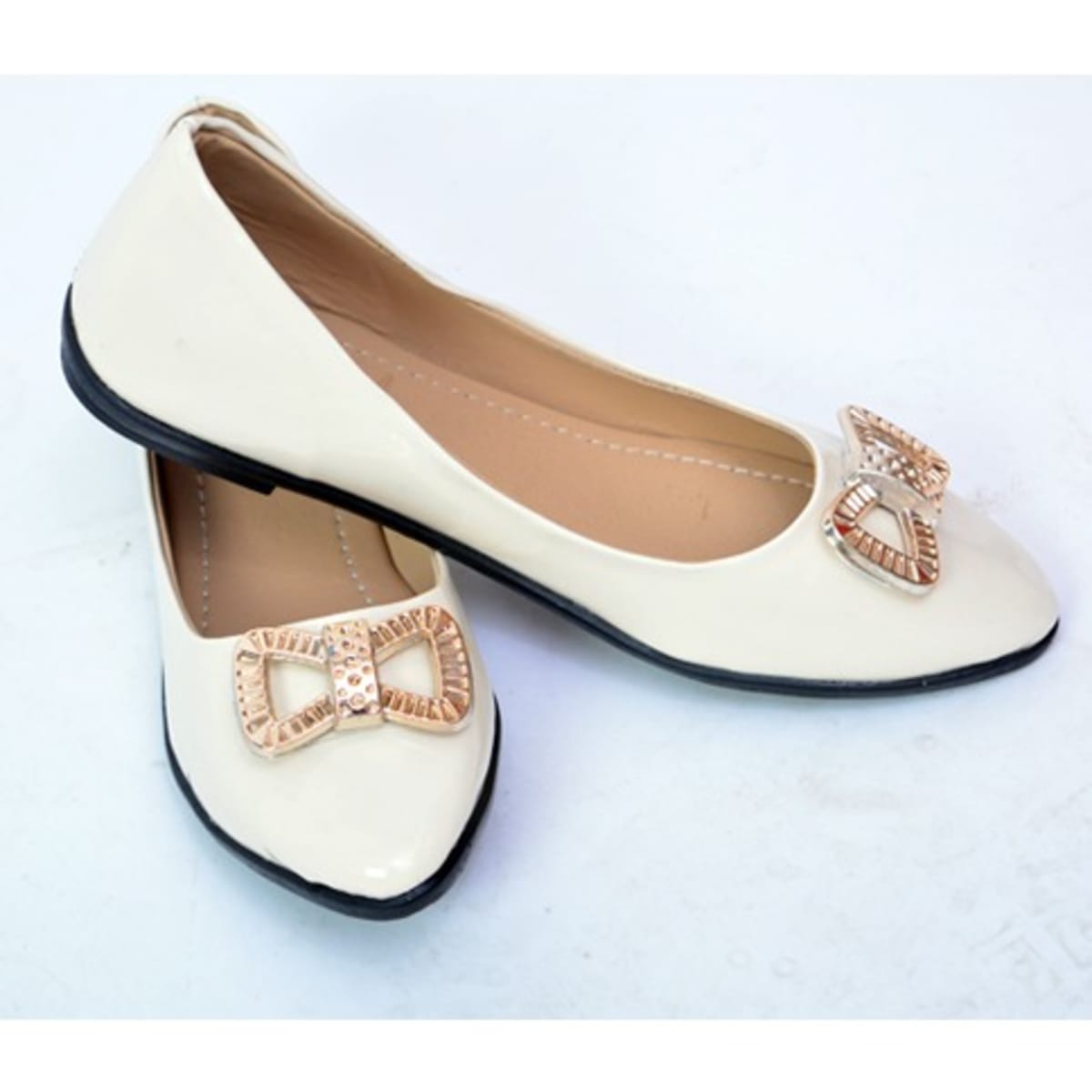Flat shoes cream on sale