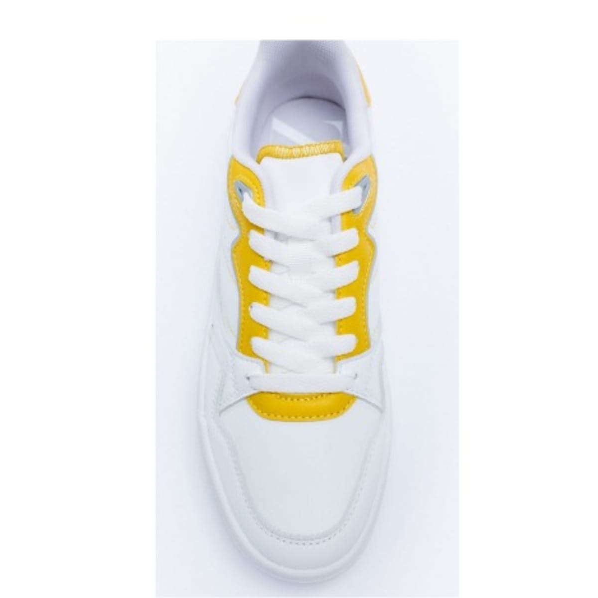 Contrasting discount sneakers zara