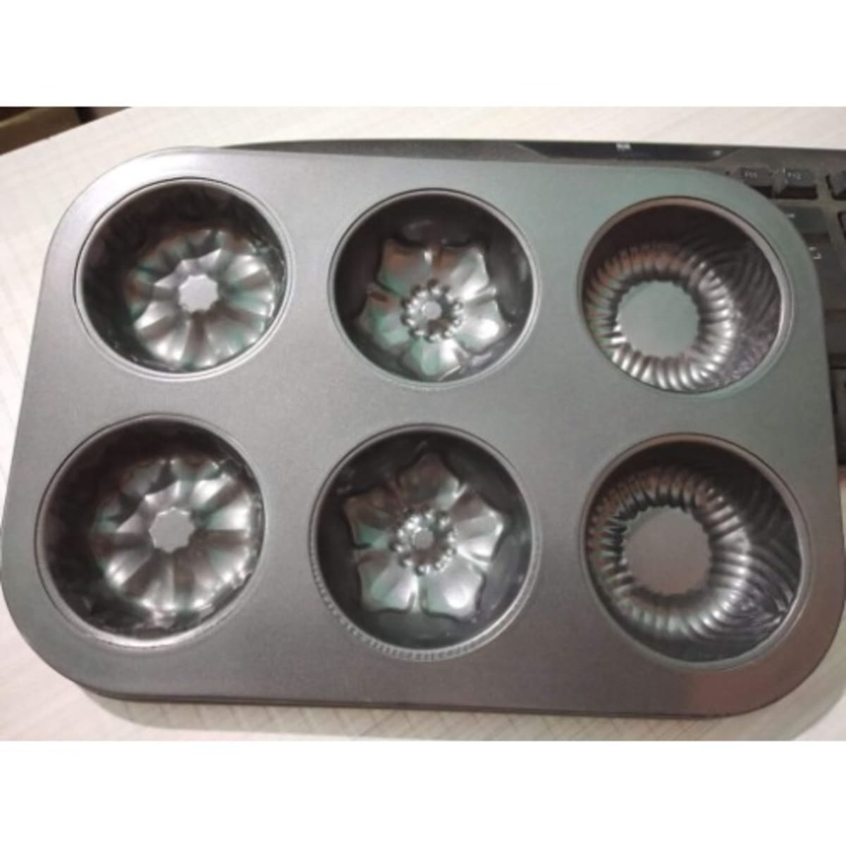 Shaped top cupcake pans