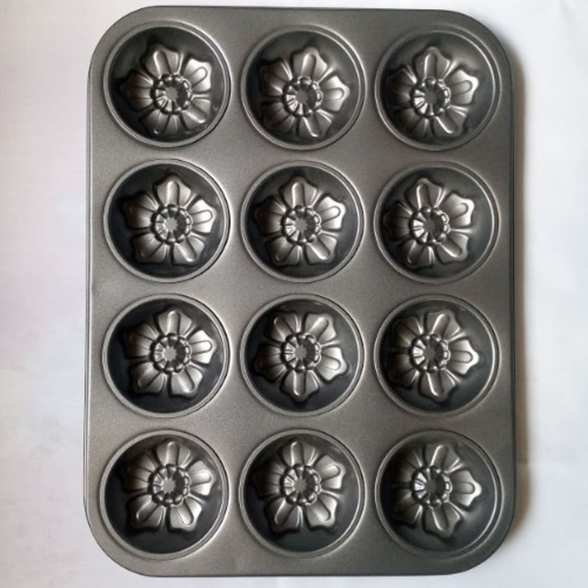 Shaped discount cupcake pans