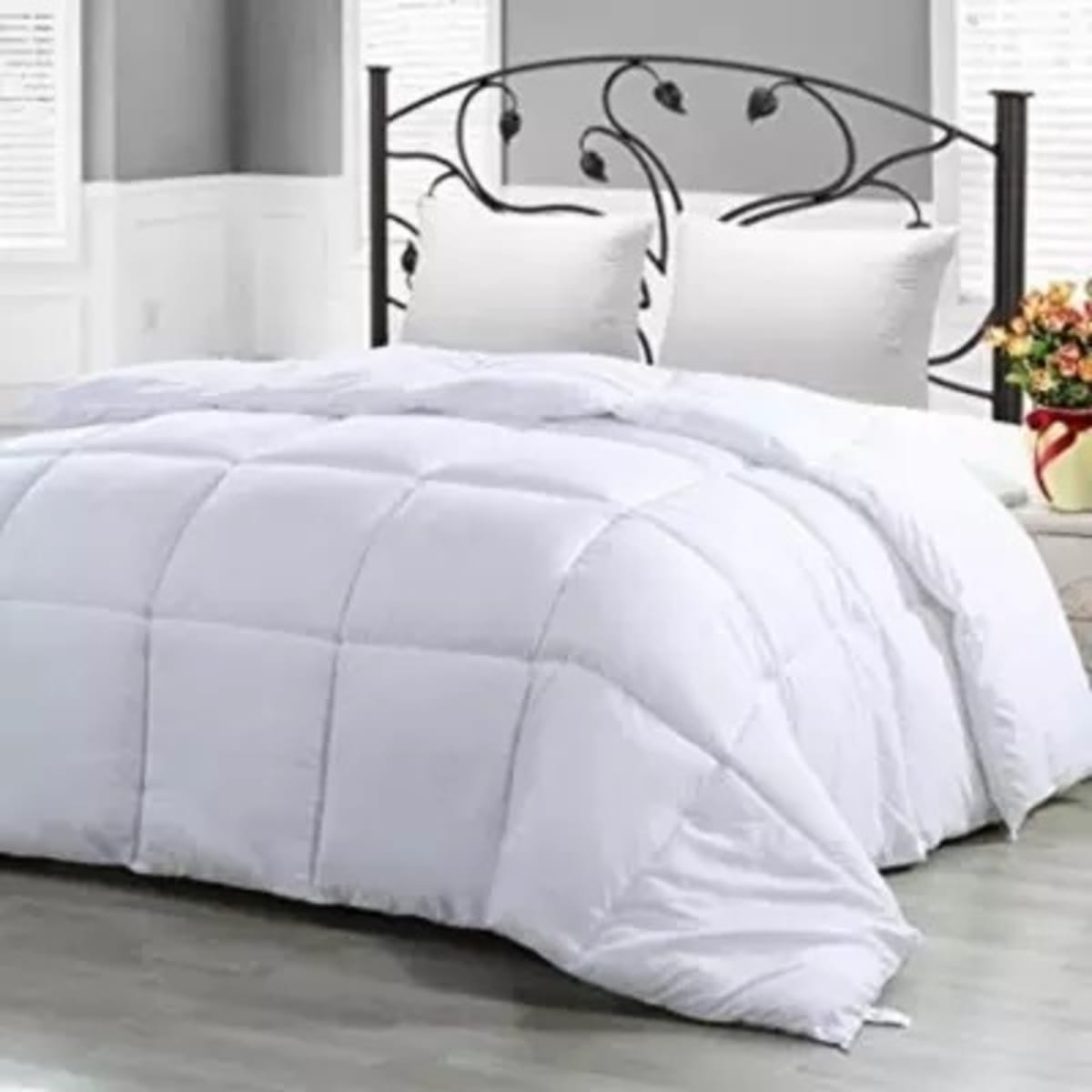 White Bedding Set 1 Duvet 1 Bed Sheet And 4 Pillowcases