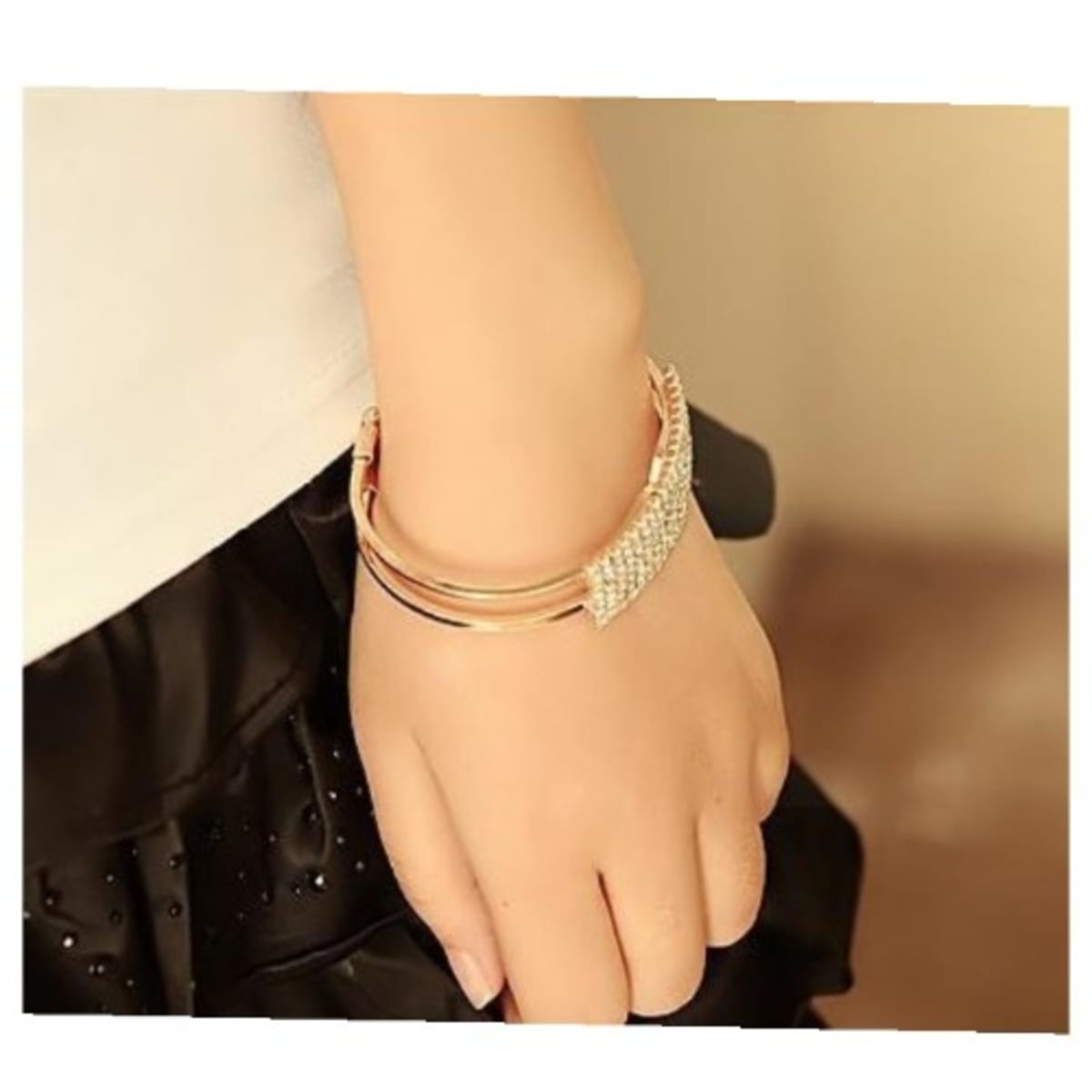 Adjustable bangle outlet bracelet