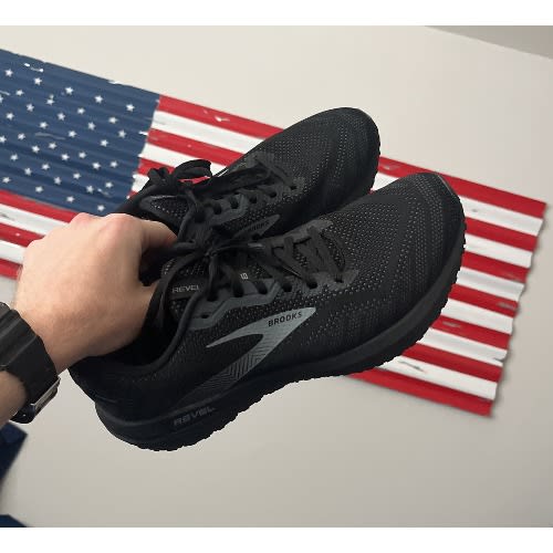 Brooks clearance flag sneakers