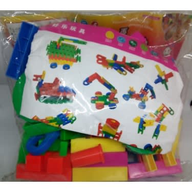 kids building bricks